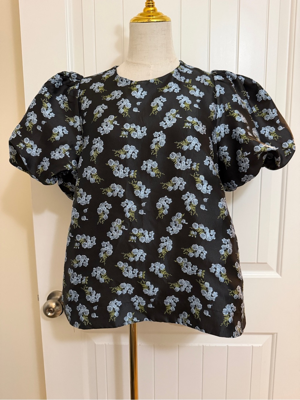 Pomander Place Jacquard Lyla Top with Blue Floral Design Sz Large